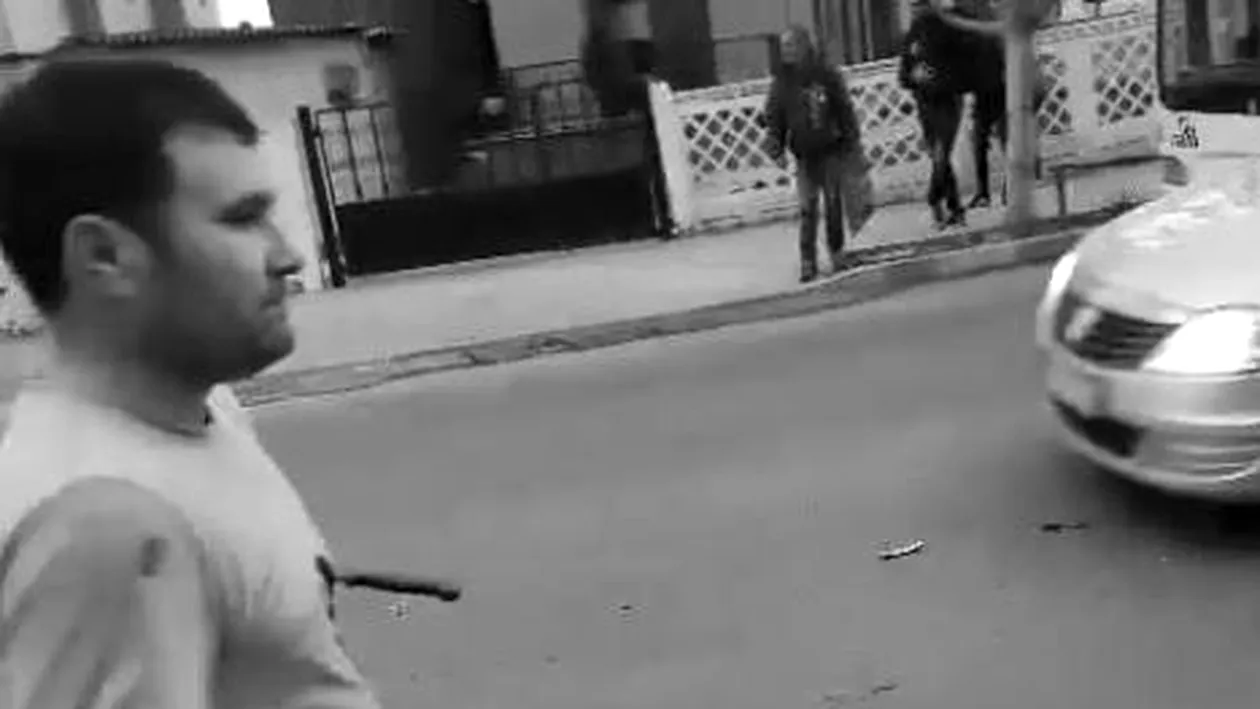 Un bărbat şi-a înfipt un cuţit şi s-a plimbat timp de câteva minute pe stradă, în Popeşti-Leordeni