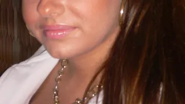 Dolofana aceasta cu breton şi codiţe este acum o bombă sexy! Ai recunoscut-o?