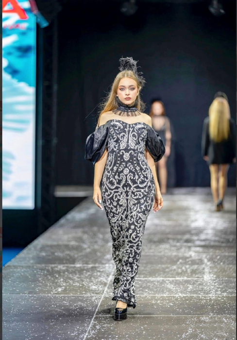 Colecția Black Opulence realizată de Beatrice Lianda Dinu prezentată în cadrul evenimentului Pasarela