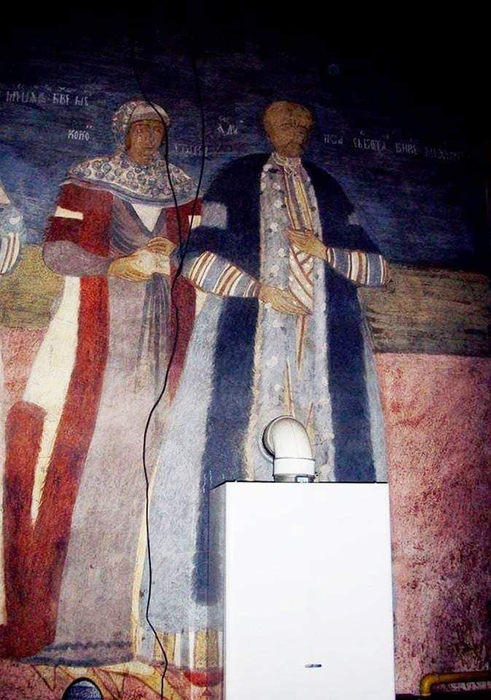 Centrala termică, montată chiar în dreptul picturii de patrimoniu