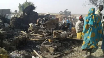 O tabără de refugiaţi a fost bombardată din greşeală de către armată! Printre victime sunt şi membri ai Crucii Roşii