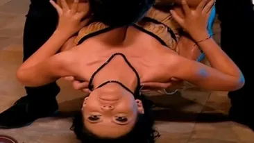 Nu credeai ca este in stare de ASTA! Andreea Mantea s-a dezbracat si s-a lasat pipaita de un barbat!