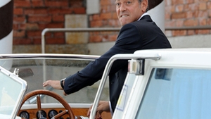 Ganduri ascunse? Berlusconi i-a aratat lui George Clooney patul primit cadou de la Putin!