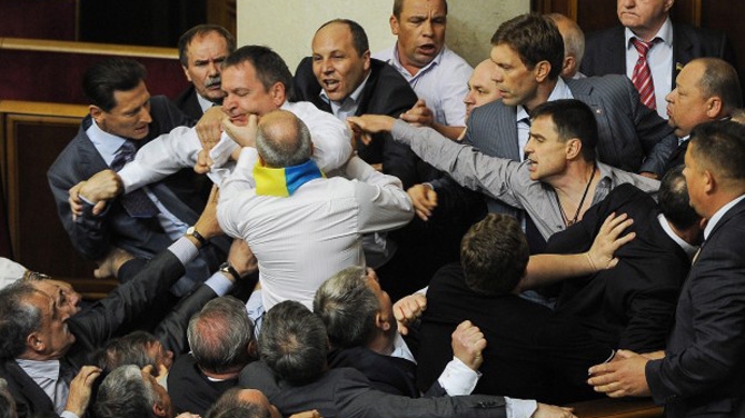 Bataie care pe care in Parlamentul ucrainean! Deputatii s-au luat la pumni din cauza limbii ruse!