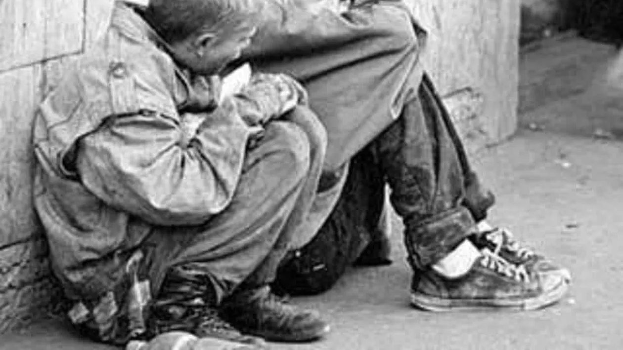 Un copil de 6 ani cerșea în fața unei biserici din Brașov. A fost văzut de un grup de elevi, iar ce a urmat este incredibil: ”Mi s-a pus nodul în gât instantaneu...”