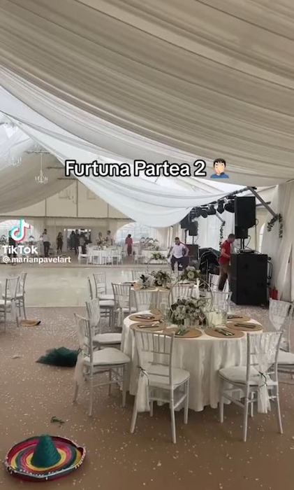 Mai multe decorațiuni au „zburat” de la locul lor, din cauza unei furtuni