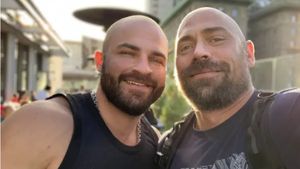 Cum s-a transformat un bărbat infectat cu virusul COVID-19 după șase săptămâni în spital. A pus imaginile pe Facebook