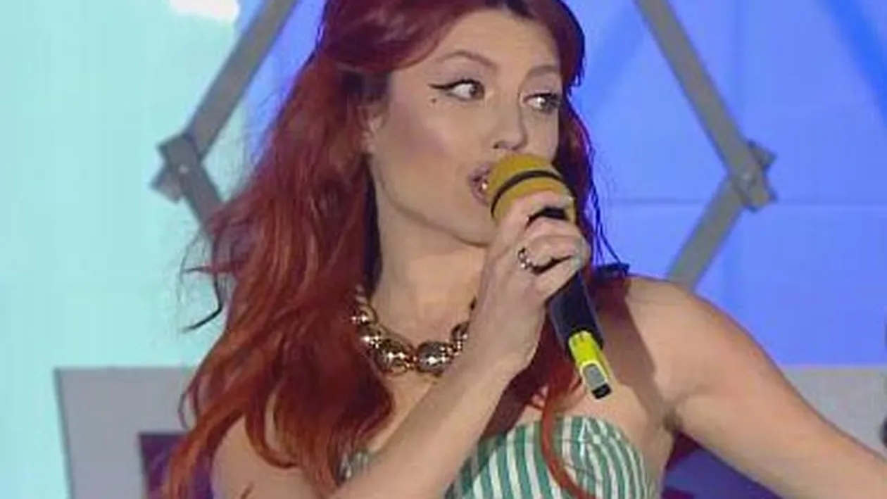 Elena Gheorghe, din ce în ce mai dezbrăcată! S-a fotografiat goală, abia acoperită de un cearceaf!