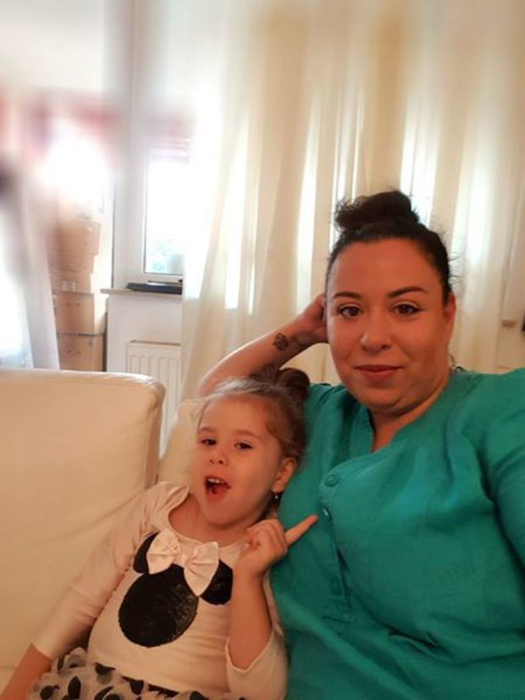 Oana Roman a arătat tuturor cum doarme fetiţa ei, doar că un alt detaliu a ieşit rău de tot în evidenţă. Ce s-a văzut chiar lângă pat