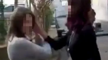 Bullying-ul în școlile din Craiova a ajuns la cote alarmante! Imagini șocante cu două eleve care se bat în plină stradă