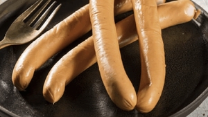 Ce ingrediente conțin crenvurștii din supermarket, de fapt. Ce a scos la iveală studiul făcut de specialiști