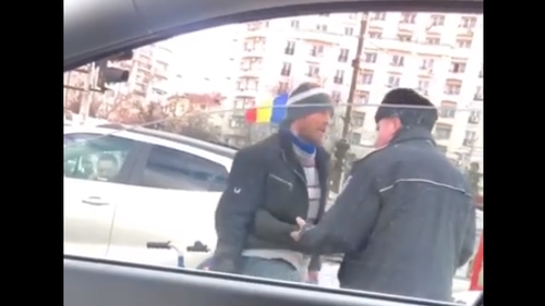 Imagini uluitoare într-o parcare din București! Un bărbat în scaunul cu rotile se ridică și-l amenință pe polițist: ”Ți-o dau, du-te-n #$%@...” VIDEO
