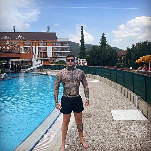 Adrian Mititelu Jr: "Am stilul meu și imaginea mea e fix așa cum vreau să fie" / Sursă foto: Instagram
