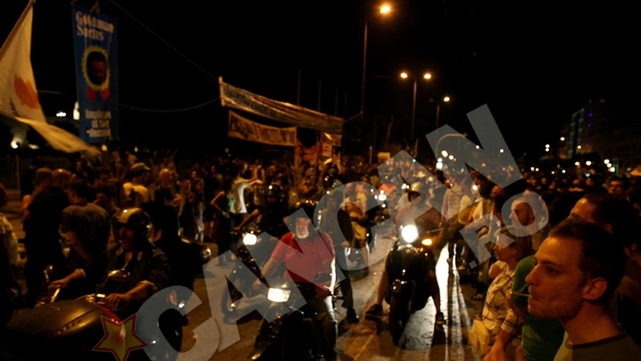 Manifestantii din Grecia au probat arma secreta pe scutieri! Atacati cu lasere, ca in Razboiul Stelelor