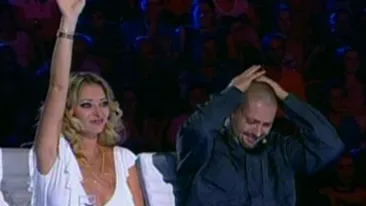 A desfiintat un elev care a cantat piesa Set Fire to the Rain, a lui Adele! Cheloo: Imagineaza-ti o masina, pe care e atasat un lant, care trage un magar pe asfalt: aaAAAaaaaAAA