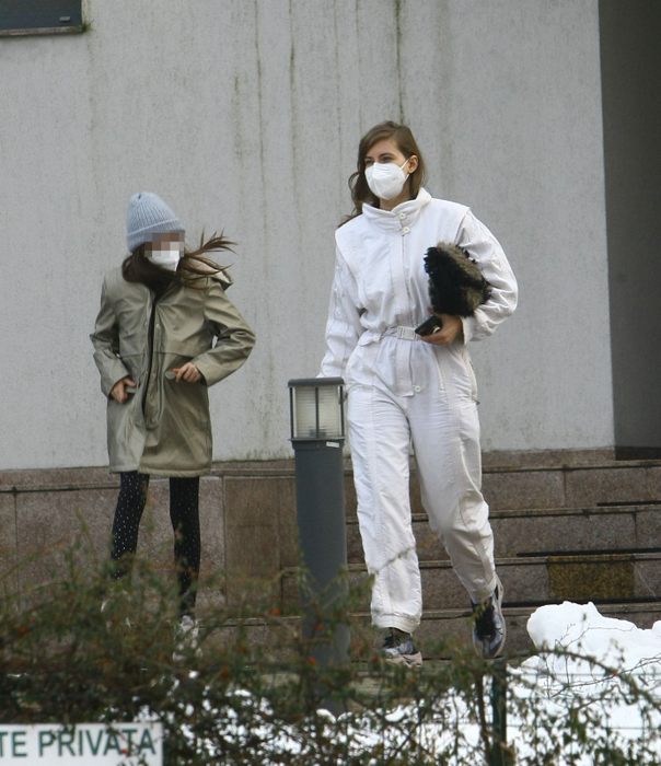 Iulia Albu a ”panicat” strada când a apărut într-un combinezon ca al infecționiștilor de la Wuhan