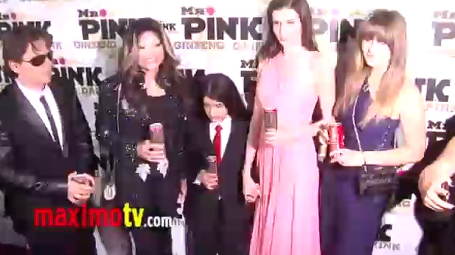 Monica Gabor a ajuns vedeta in SUA! A facut reclama la bautura lui Mr. Pink alaturi de familia lui Michael Jackson!