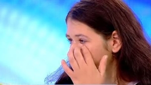 O mămică de 19 ani este terorizată de iubitul ei: ”Mă bătea, îmi smulgea părul din cap...”
