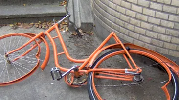 Trei copii au fost loviti de o masina in timp ce se plimbau cu bicicletele