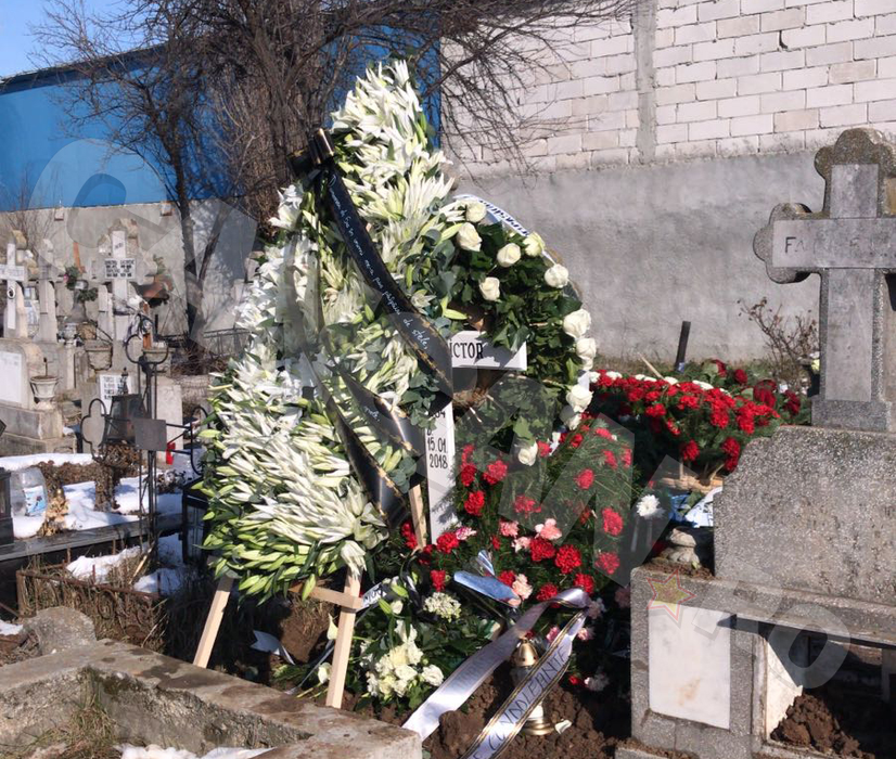 EXCLUSIV! Imaginile durerii! Victor Spirescu a fost înmormântat în cadrul unei ceremonii restrânse! Gestul sfâşietor făcut la groapă de mama lui