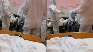 Imagini greu de privit! O femeie decedată de COVID-19 este băgată într-un sac direct de pe patul de spital, în fața celorlați pacienți