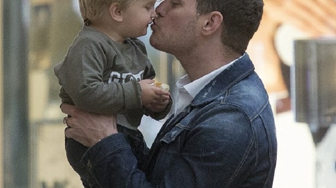 Michael Bublé renunţă la cântat, după ce fiul lui de 3 ani a fost diagnosticat cu cancer