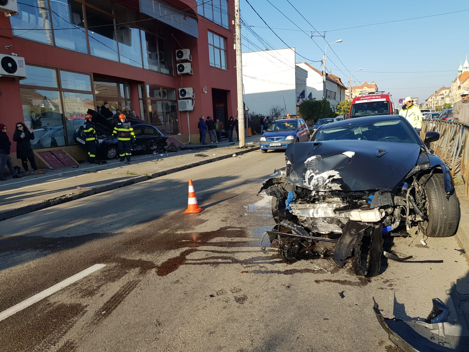 Grav accident în Timișoara, pe strada Iuliu Maniu. Două persoane au fost transportate la spital