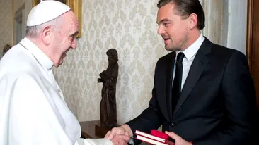 Leondardo DiCaprio se roaga pentru Oscar. Vezi ce-a facut la Vatican, in vizita la Papa Francis