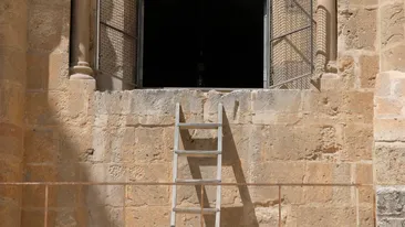 Motivul bizar pentru care scara din imagine nu a fost mutată timp de 266 de ani, din 1757 până în 2023