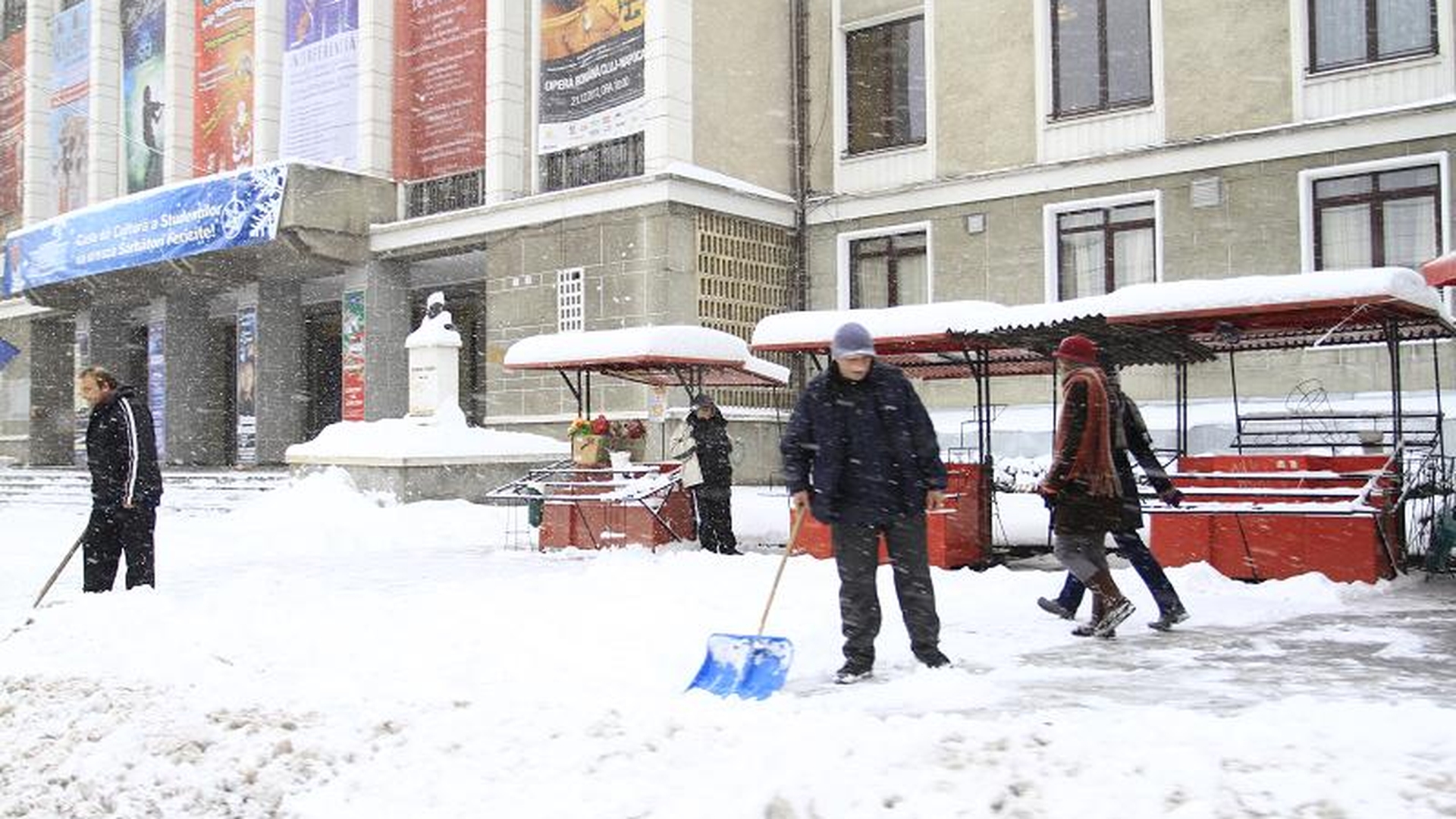 Zeci de entorse şi fracturi în Bucureşti, după ce oamenii au alunecat pe polei, în această dimineaţă!