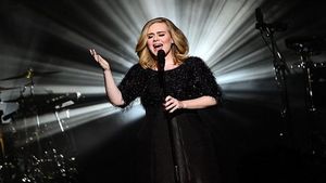 Cum arată ADELE fără machiaj. Este complet diferită faţă de cum o ştiai!