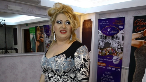 Viorica de la Clejani radiaza de fericire cand vede o femeie mai "rotunjoara" ca ea: "Uite cata bombeul are!"