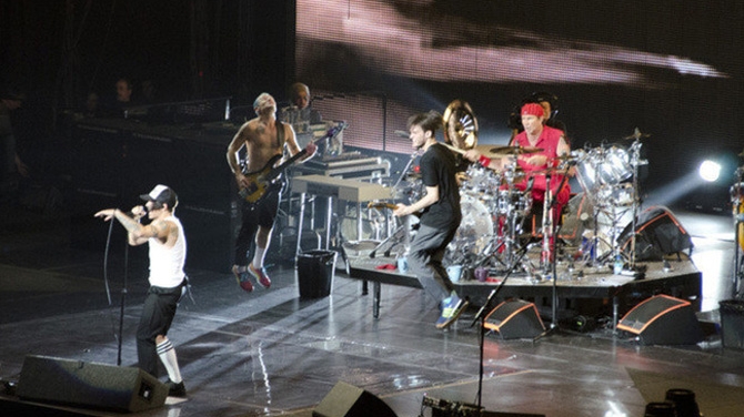 Au mai ramas 2.000 de bilete pentru concertul Red Hot Chili Peppers