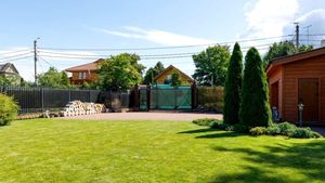 De ce renunță tot mai mulți oameni la gazonul din curte. Cu ce îl înlocuiesc