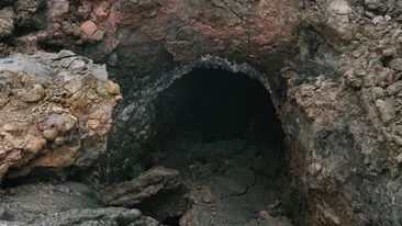 Incredibil! Un pustnic sârb, care trăiește într-o peșteră de aproape 20 de ani, s-a vaccinat anti-Covid. A aflat de pandemie dintr-o întâmplare