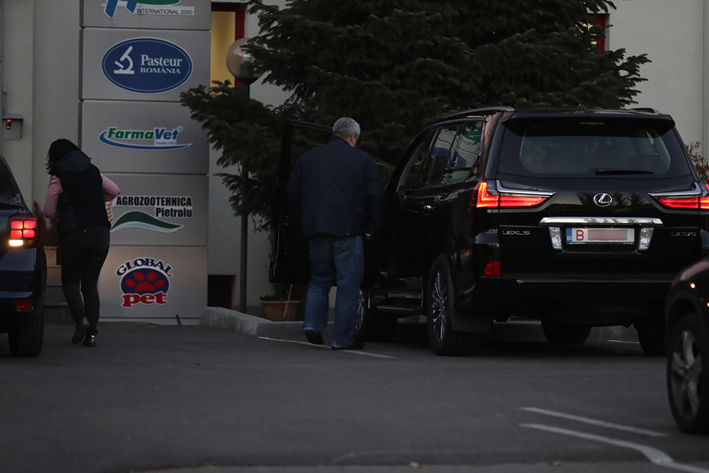 Sorin Stănescu, urcându-se în superbul său autoturism marca Lexus