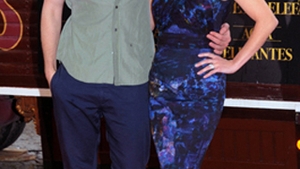 Robert Pattinson nu-si poate lua ochii de la sanii lui Reese Witherspoon