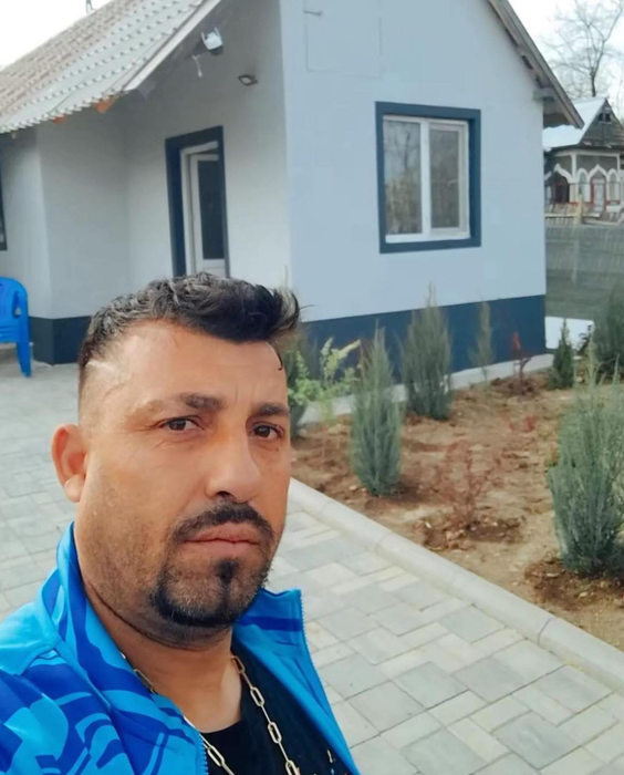 Soţia lui Adelin Petrişor a scos artileria grea: poza incendiară pusă pe Facebook! Dialogul e fabulos! ”Ce-ai făcut?” ”Le-o dau gratis!”