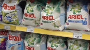 Prețul uriaș cu care a ajuns să se vândă o pungă cu detergent Ariel. Românii fac haz de necaz: "Îl luăm în rate"