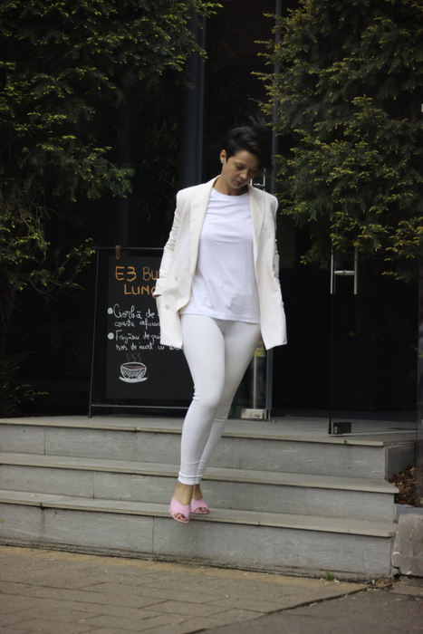 Maria Dinulescu a vrut mâncare la pachet de la restaurant, dar nu a găsit ceea ce dorea, așa că a plecat (Foto: CANCAN.RO)