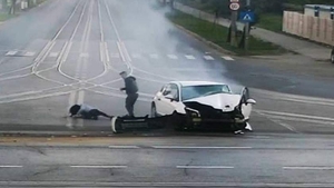 Imagini înfiorătoare de la un cumplit accident în Iași! O fată iese din mașina făcută acordeon și se întinde pe șosea, în timp ce șoferul abia se ține pe picioare VIDEO