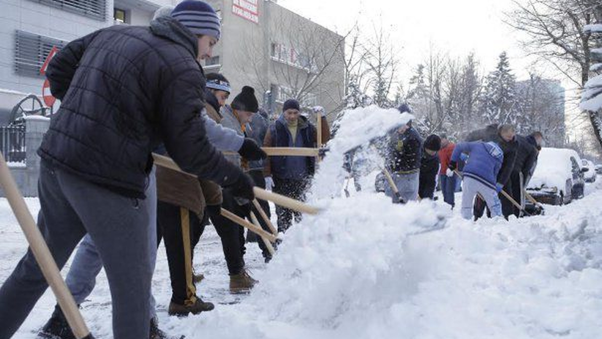 Un bărbat care lucra la deszăpezire în Huşi i-a tăiat nasul unui coleg. Cum a fost posibil