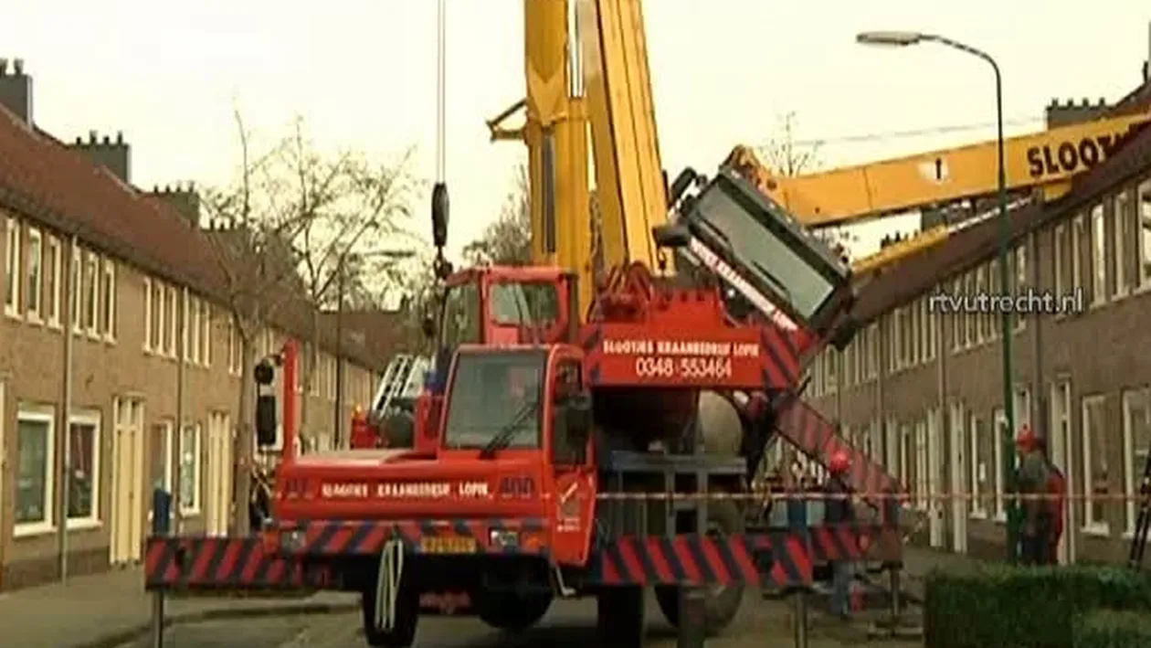 Imagini de senzatie! A vrut sa o ceara in casatorie, dar a daramat doua case cu macaraua