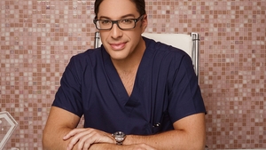 CANCAN.ro a fost din nou pe fază: doctorul Renert Gad a stropit cu şampanie noua relaţie, iar noi avem imaginile în exclusivitate! Winnetou a părăsit-o pe Monica Bîrlădeanu! Esteticianul cu care actriţa a avut o iubire de-o vară s-a distrat cu o sexy-brunetă până la 3 dimineaţa, pe o terasă din Herăstrău

