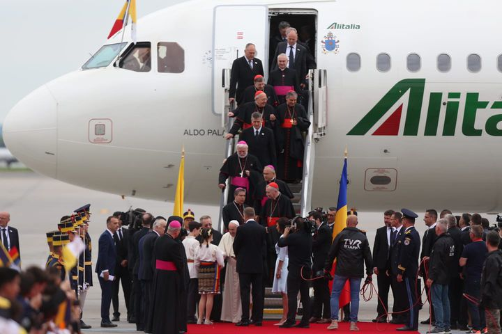 Suveranul Pontif a primit un buchet de flori după ce a coborât din avion