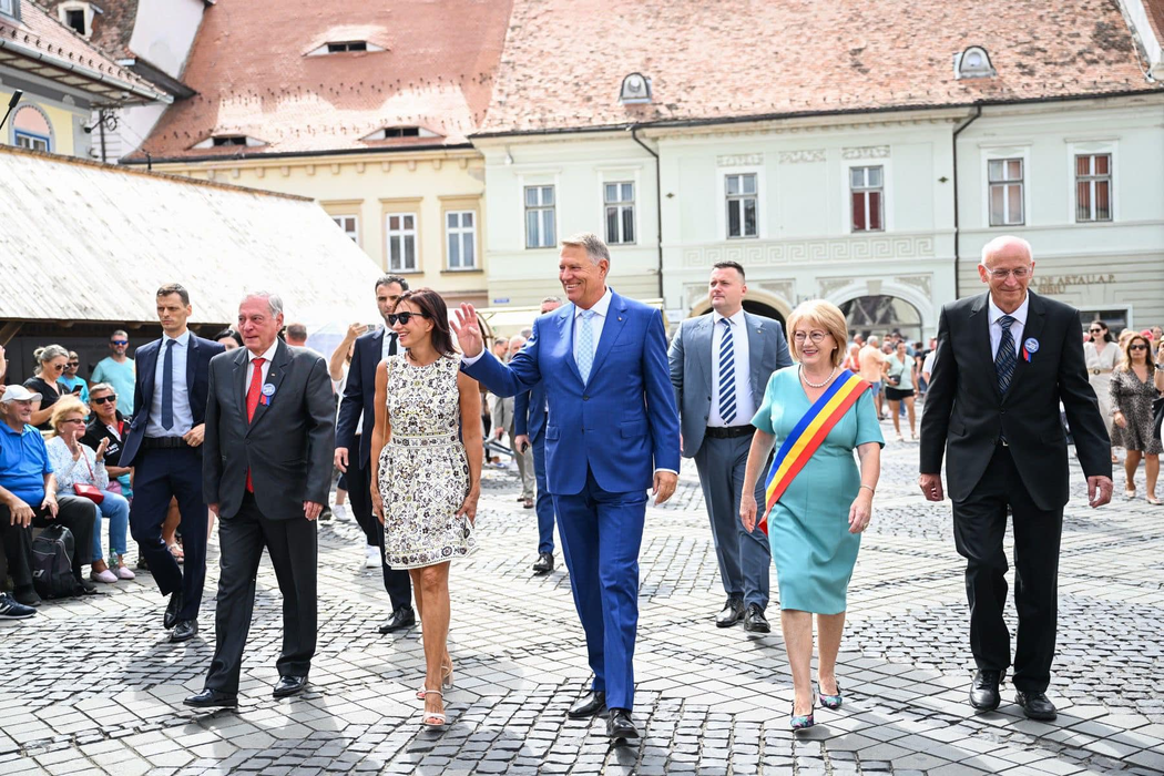 Ce a apărut la liceul în care Carmen Iohannis este profesoară. Ce gest a făcut soția lui Klaus Iohannis pentru elevii ei