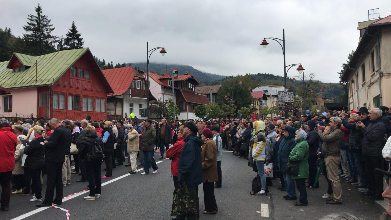 Slujba este transmisă pe un ecran imens amplasat în curtea bisericii