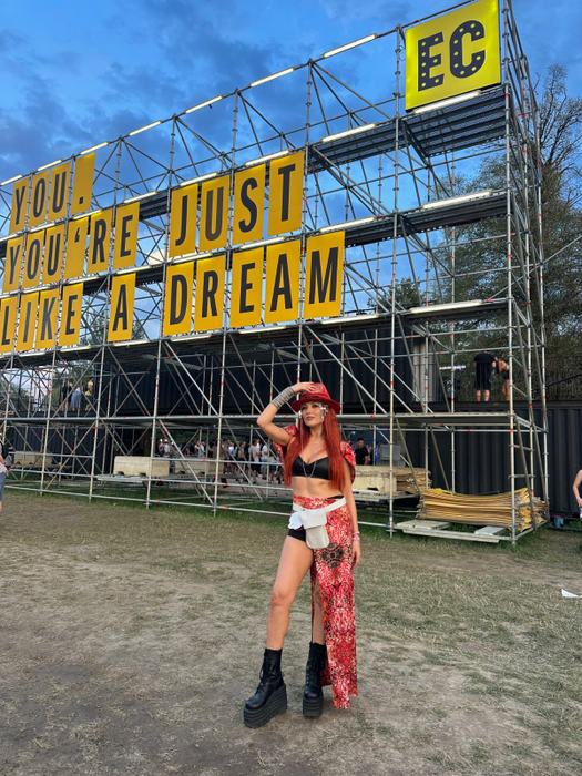 Elena Gheorghe, show de senzație la Electric Castle! Publicul a dansat și a cerut bis: “M-am bucurat enorm să văd publicul dansând în hore și cântând alături de noi”