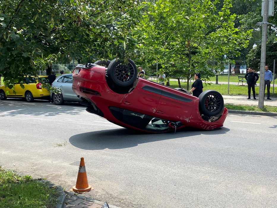Mașină răsturnată pe Șoseaua Nordului din București! Fosta iubită a lui Ciro Castellano era la volan