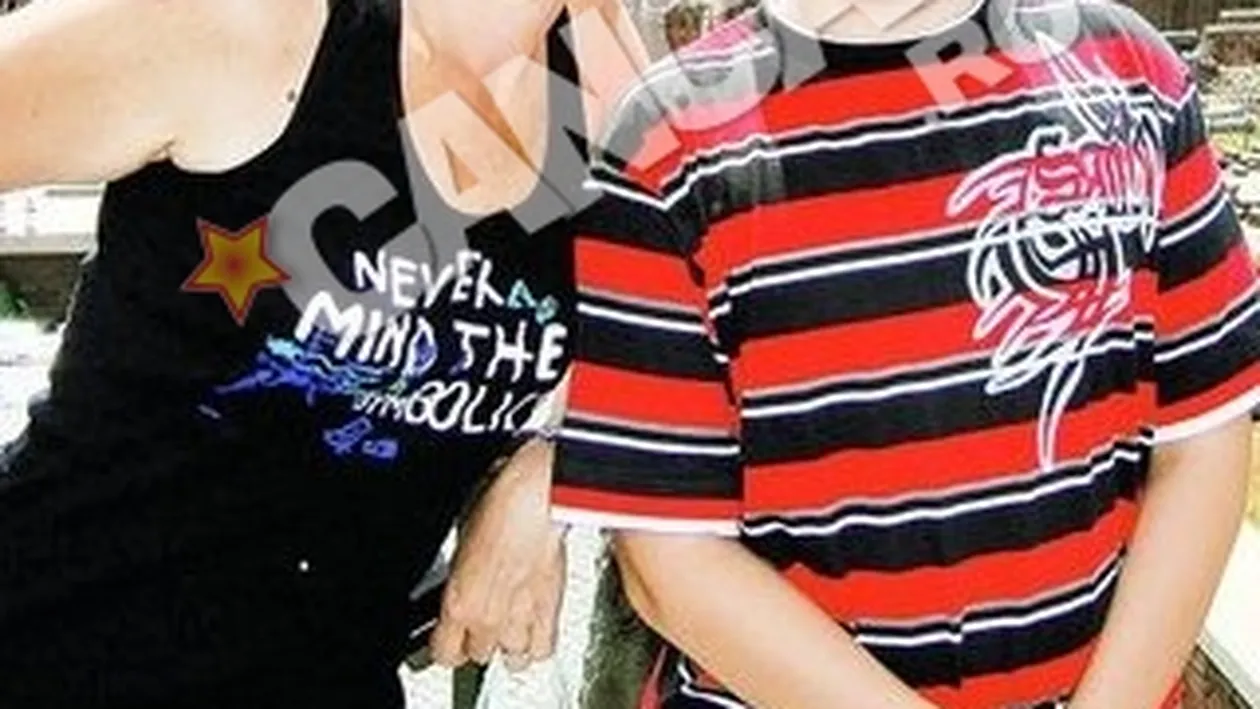 Tara arde si Marina Almasan... il piaptana. Isi da fiul pe mana stilistului vedetelor